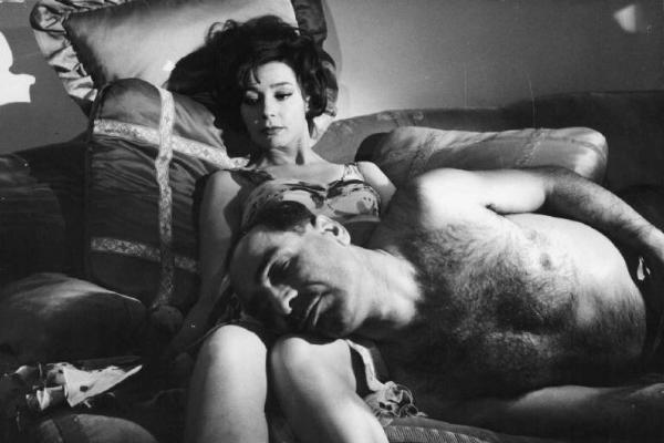 Scena del film "Adua e le compagne" - Regia Antonio Pietrangeli - 1960 - L'attrice Emmanuelle Riva e un attore non identificato appoggiato sulle sue ginocchia