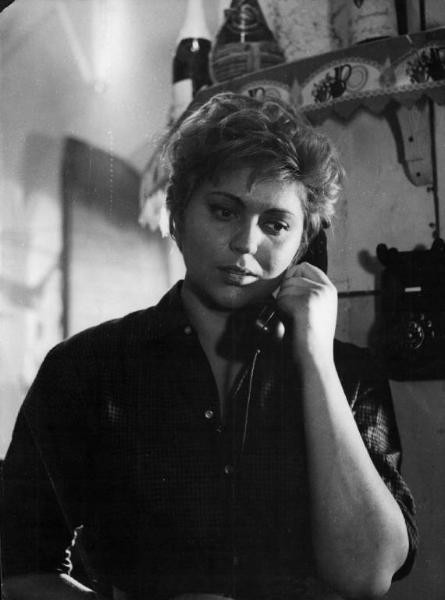 Scena del film "Adua e le compagne" - Regia Antonio Pietrangeli - 1960 - L'attrice Gina Rovere al telefono