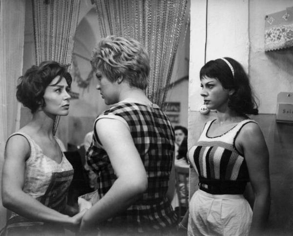 Scena del film "Adua e le compagne" - Regia Antonio Pietrangeli - 1960 - Le attrici Emmanuelle Riva, Gina Roveret e Sandra Milo in cucina