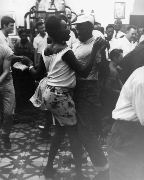Set del film "Africa addio" - Regia Gualtiero Jacopetti, Franco Prosperi - 1966 - Una coppia danza in un locale affollato