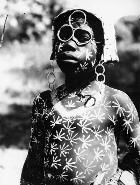 Set del film "Africa ama" - Regia Alfredo Castiglioni, Angelo Castiglioni, Guido Guerrasio, Oreste Pellini - 1971 - Una donna indigena