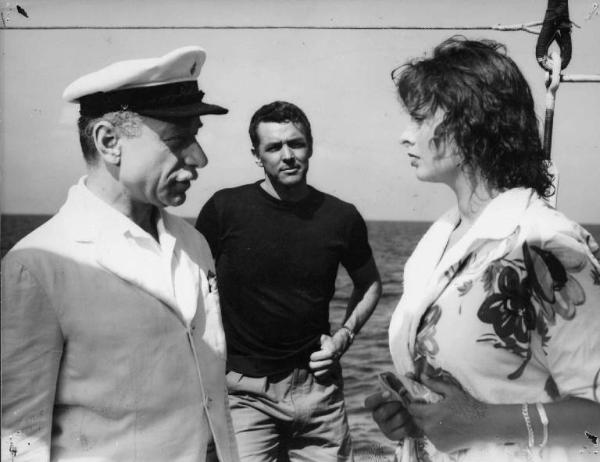 Scena del film "Africa sotto i mari" - Regia Giovanni Roccardi - 1952 - Gli attori Umberto Melnati, Steve Barclay e Sophia Loren