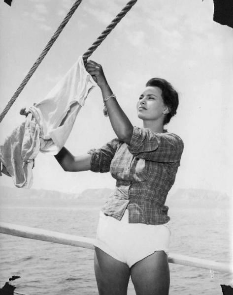 Scena del film "Africa sotto i mari" - Regia Giovanni Roccardi - 1952 - L'attrice Sophia Loren