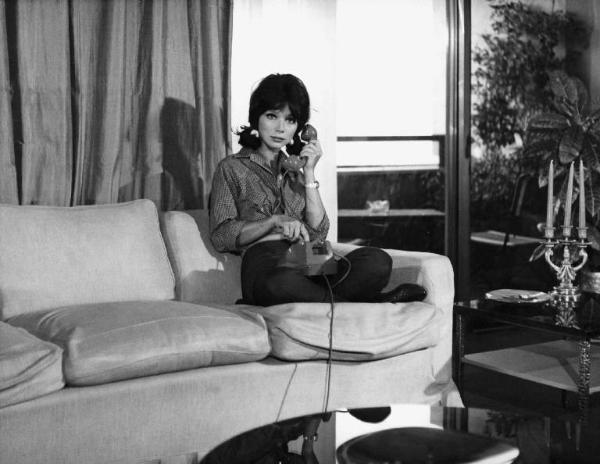 Scena del film "Agente Logan: missione Ypotron" - Regia George Finley, Giorgio Stegani Casorati - 1965 - L'attrice Gaia Germani al telefono sul divano