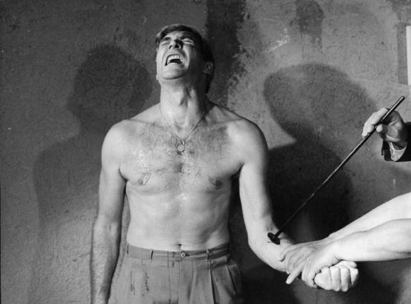 Scena del film "Agente Logan: missione Ypotron" - Regia George Finley, Giorgio Stegani Casorati - 1965 - L'attore Luis Devil viene marchiato sul braccio