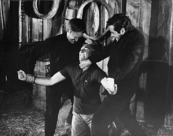 Scena del film "Agente Logan: missione Ypotron" - Regia George Finley, Giorgio Stegani Casorati - 1965 - L'attore Luis Devil trattenuto da due attori non identificati