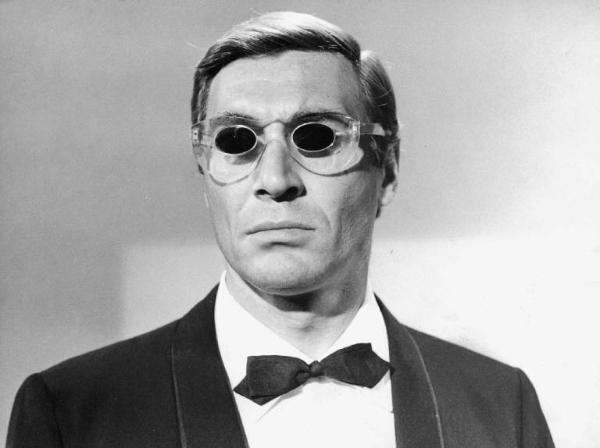 Scena del film "Agente Logan: missione Ypotron" - Regia George Finley, Giorgio Stegani Casorati - 1965 - L'attore Luis Devil con occhiali neri