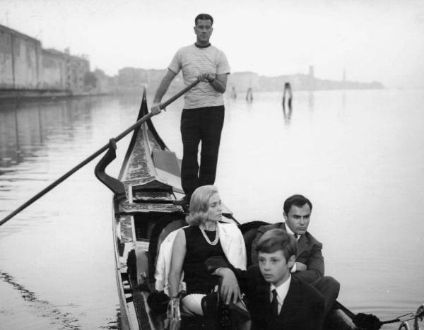 Scena del film "Agostino" - Regia Mauro Bolognini - 1962 - Un gondoliere trasporta in gondola gli attori Ingrid Thulin, John Saxon e Paolo Colombo