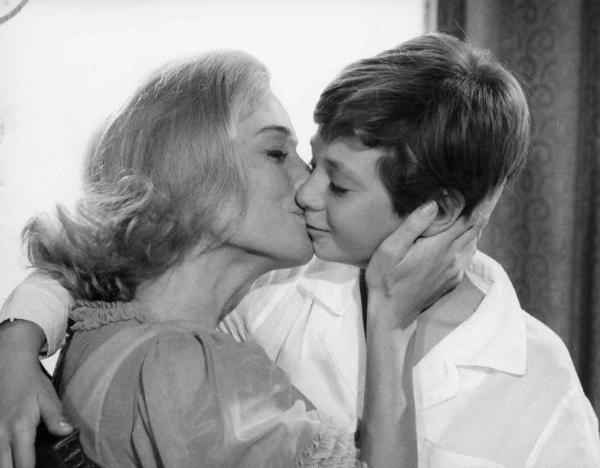 Scena del film "Agostino" - Regia Mauro Bolognini - 1962 - Gli attori Ingrid Thulin e Paolo Colombo si danno un bacio