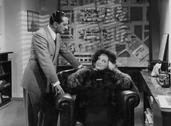 Scena del film "Ai vostri ordini, signora" - Regia Mario Mattoli - 1938 - Gli attori Enrico Viarisio e Giuditta Rissone
