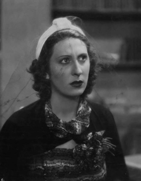 Scena del film "L'albergo degli assenti" - Regia Raffaello Matarazzo - 1938 - L'attrice Carla Candiani