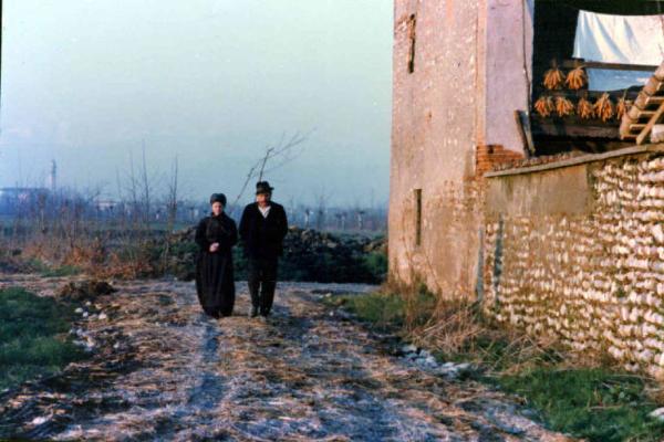 Set del film "L'albero degli zoccoli" - Regia Ermanno Olmi - 1978 - Due contadini