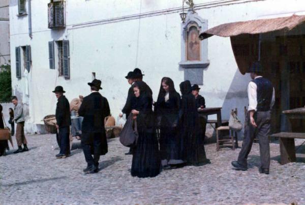 Set del film "L'albero degli zoccoli" - Regia Ermanno Olmi - 1978 - Abitanti del luogo vestiti di nero