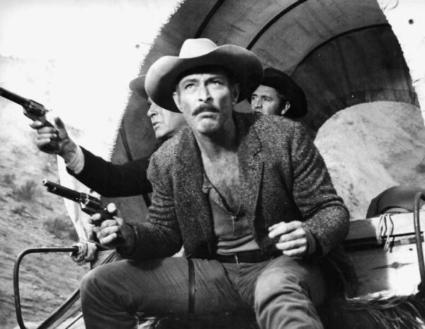 Scena del film "Al di là della legge" - Regia Giorgio Stegani Casorati - 1967 - L'attore Lee Van Cleef con pistola e cappello su un carro