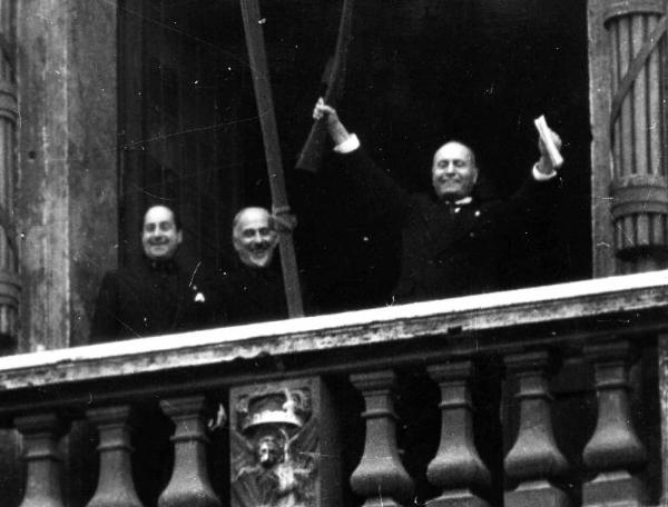 Scena del documentario "All'armi, siam fascisti" - Regia Lino Del Fra - 1962 - Benito Mussolini con un fucile in mano su un balcone