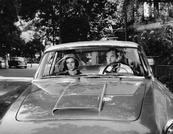 Scena dell'episodio "Peccato nel pomeriggio" del film "Alta infedeltà" - Regia Elio Petri - 1963 - Gli attori Charles Aznavour e Claire Bloom in automobile