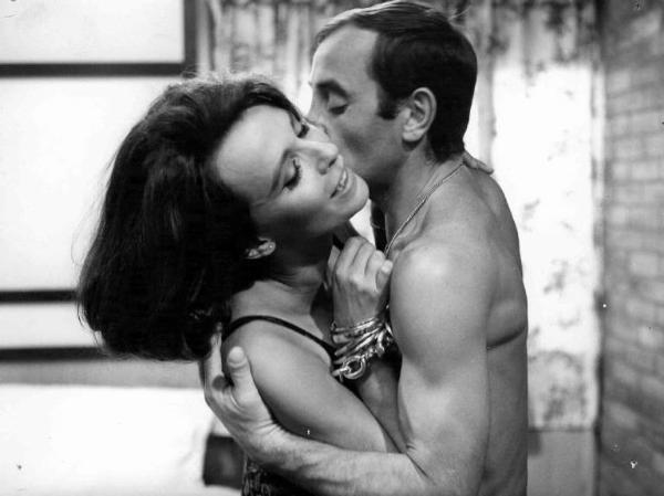 Scena dell'episodio "Peccato nel pomeriggio" del film "Alta infedeltà" - Regia Elio Petri - 1963 - Gli attori Charles Aznavour e Claire Bloom abbracciati