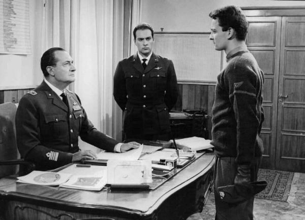 Scena del film "Altair" - Regia Leonardo De Mitri - 1956 - L'attore Nerio Bernardi in divisa militare seduto alla scrivania davanti a due soldati
