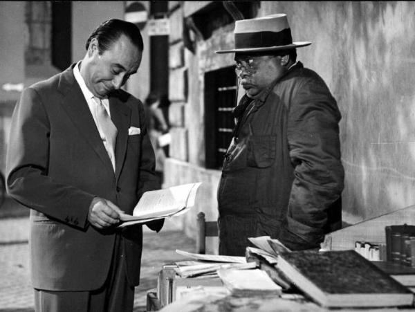 Scena dell'episodio "Il carrettino dei vecchi libri" del film "Altri tempi" - Regia Alessandro Blasetti - 1951 - Gli attori Mario Riva e Aldo Fabrizi