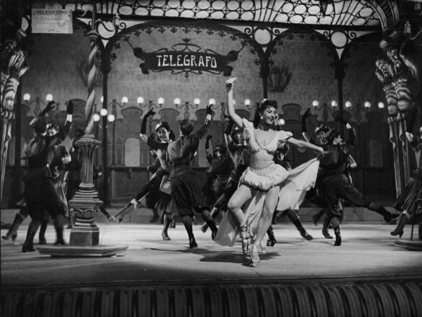 Scena del film "Altri tempi" - Regia Alessandro Blasetti - 1951 - Attrici non identificate danzano sul palco