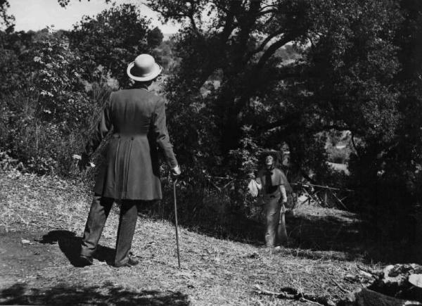 Scena del film "Altri tempi" - Regia Alessandro Blasetti - 1951 - Due attori non identificati in un parco