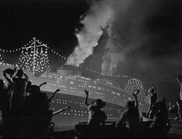 Scena del film "Amarcord" - Regia Federico Fellini - 1973 - Attori non identificati in barca salutano il passaggio in mare di una nave
