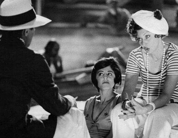 Scena del film "Amarcord" - Regia Federico Fellini - 1973 - L'attrice Magali Noël e due attori non identificati