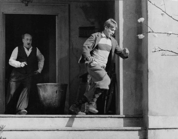 Scena del film "Amarcord" - Regia Federico Fellini - 1973 - Gli attori Armando Brancia e Bruno Zanin