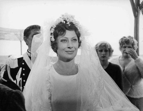 Scena del film "Amarcord" - Regia Federico Fellini - 1973 - L'attrice Magali Noël in abito da sposa