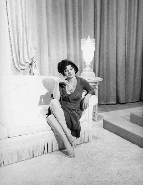 Scena del film "Amarcord" - Regia Federico Fellini - 1973 - L'attrice Magali Noël su un divano