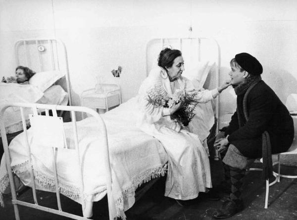 Scena del film "Amarcord" - Regia Federico Fellini - 1973 - Gli attori Pupella Maggio e Bruno Zanin in ospedale