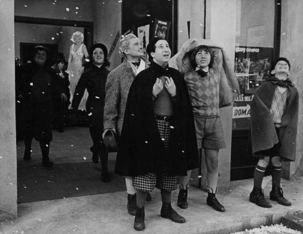 Scena del film "Amarcord" - Regia Federico Fellini - 1973 - L'attore Alvaro Vitali e attori non identificati
