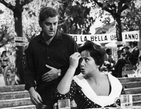 Scena del film "Le ambiziose" - Regia Tony Amendola - 1960 - Gli attori Raffaele Pisu e Marisa Merlini