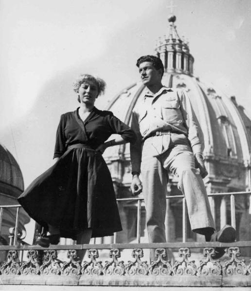 Scena del film "Un americano in vacanza" - Regia Luigi Zampa - 1945 - Gli attori Valentina Cortese e Leo Dale. Sullo sfondo la cupola della Basilica di San Pietro a Roma