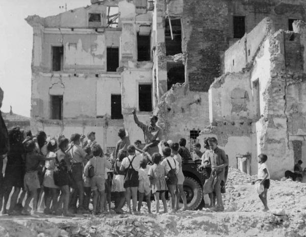 Scena del film "Un americano in vacanza" - Regia Luigi Zampa - 1945 - Un gruppo di bambini attorno a gli attori Adolfo Celi e Luo Dale in divisa militare a bordo di una camionetta