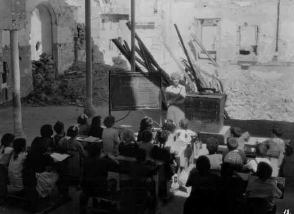 Scena del film "Un americano in vacanza" - Regia Luigi Zampa - 1945 - L'attrice Valentina Cortese alla lavagna davanti a una classe di bambini
