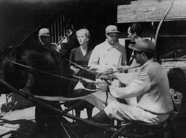 Scena del film "Un americano in vacanza" - Regia Luigi Zampa - 1945 - L'attrice Valentina Cortese e attori non identificati accanto a cavallo