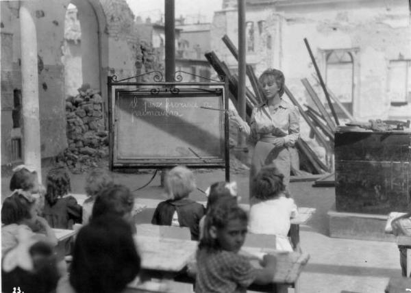 Scena del film "Un americano in vacanza" - Regia Luigi Zampa - 1945 - L'attrice Valentina Cortese alla lavagna davanti a una classe di bambini