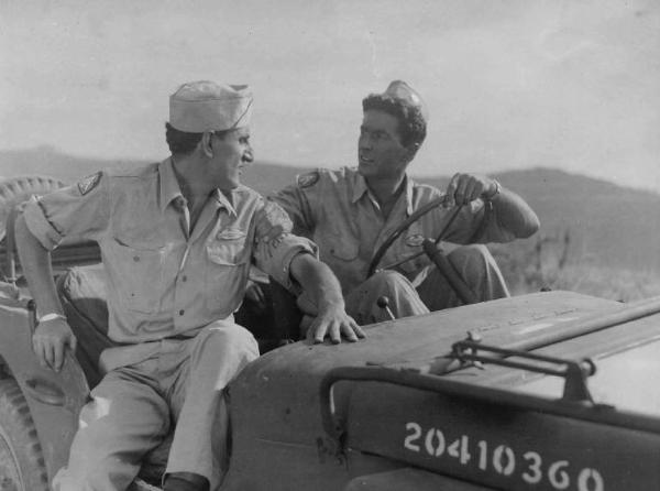 Scena del film "Un americano in vacanza" - Regia Luigi Zampa - 1945 - Gli attori Adolfo Celi e Luo Dale in divisa militare a bordo di una camionetta