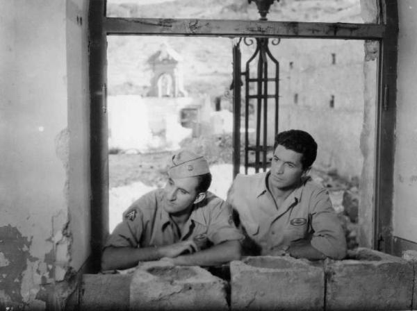 Scena del film "Un americano in vacanza" - Regia Luigi Zampa - 1945 - Gli attori Adolfo Celi e Luo Dale in divisa militare