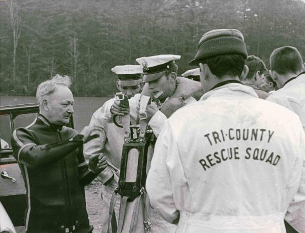 Scena del film documentario "America paese di Dio" - Regia Luigi Vanzi - 1966 - Un uomo con la muta e una squadra di poliziotti