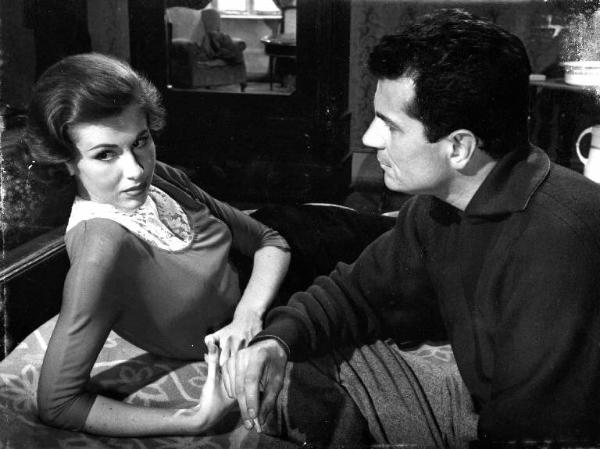 Scena del film "Le amiche" - Regia Michelangelo Antonioni - 1955 - Gli attori Madeleine Fischer e Gabriele Ferzetti