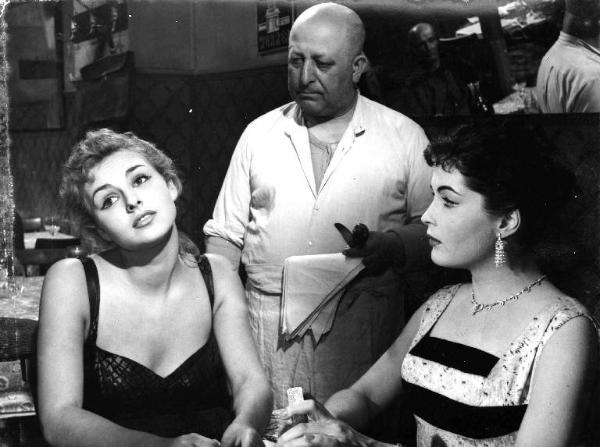 Scena del film "Le amiche" - Regia Michelangelo Antonioni - 1955 - Le attrici Yvonne Furneaux e Anna Maria Pancai e un cameriere