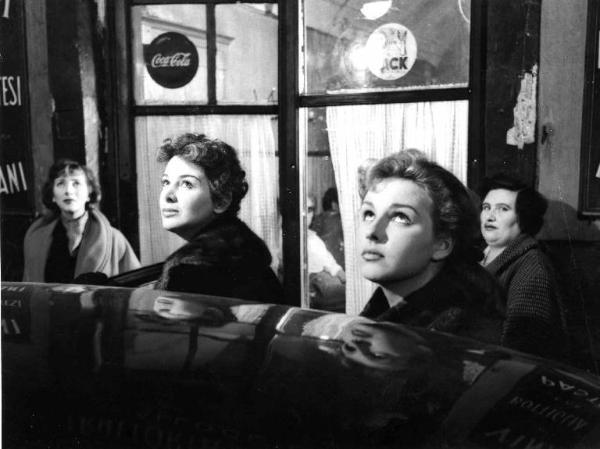 Scena del film "Le amiche" - Regia Michelangelo Antonioni - 1955 - Le attrici Valentina Cortese, Eleonora Rossi Drago e Yvonne Furneaux