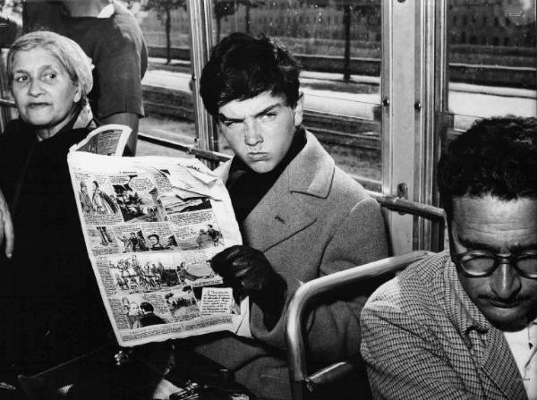 Scena del film "Amici per la pelle" - Regia Franco Rossi - 1955 - L'attore Geronimo Meynier sul tram legge i fumetti