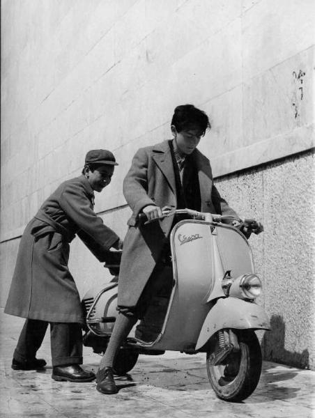 Scena del film "Amici per la pelle" - Regia Franco Rossi - 1955 - Gli attori Andrea Scirè e Geronimo Meynier su una vespa