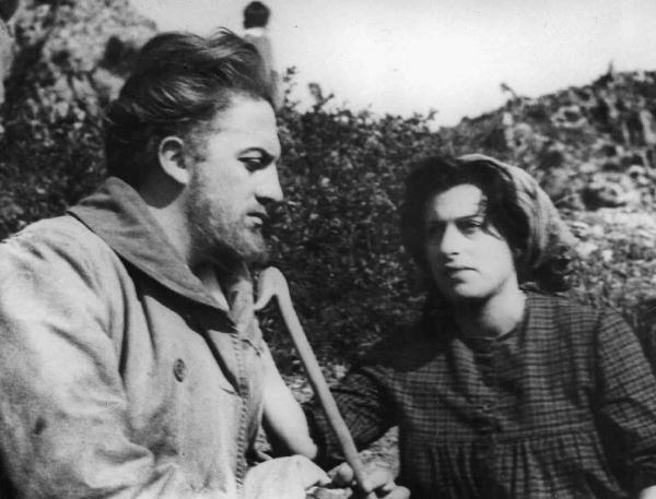 Scena dell'episodio "Il miracolo" del film "L'amore" - Regia Roberto Rossellini - 1948 - Gli attori Federico Fellini e Anna Magnani