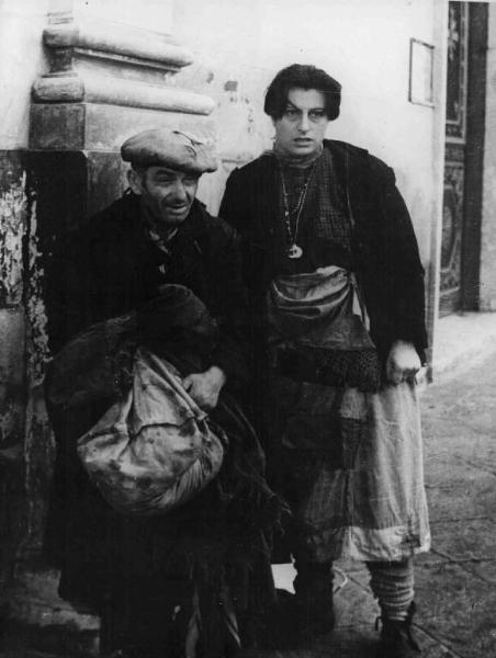 Scena dell'episodio "Il miracolo" del film "L'amore" - Regia Roberto Rossellini - 1948 - L'attrice Anna Magnani e un attore non identificato