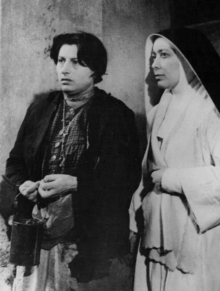 Scena dell'episodio "Il miracolo" del film "L'amore" - Regia Roberto Rossellini - 1948 - L'attrice Anna Magnani e una suora