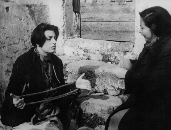 Scena dell'episodio "Il miracolo" del film "L'amore" - Regia Roberto Rossellini - 1948 - L'attrice Anna Magnani e un'attrice non identificata